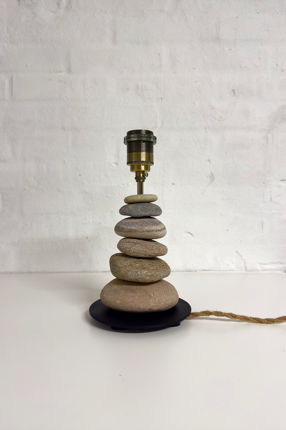 StoneCairn bordlampe i natursten