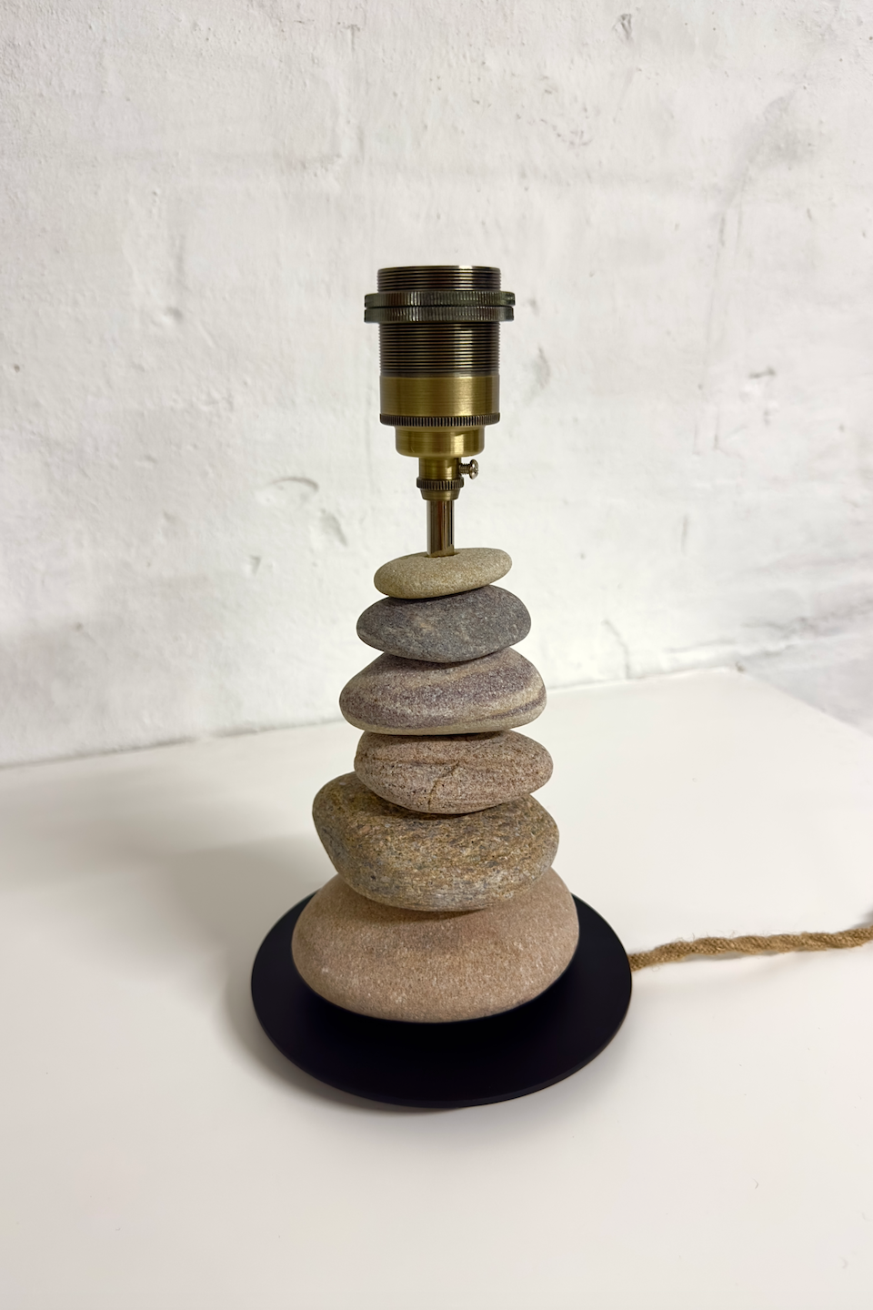 StoneCairn bordlampe i natursten