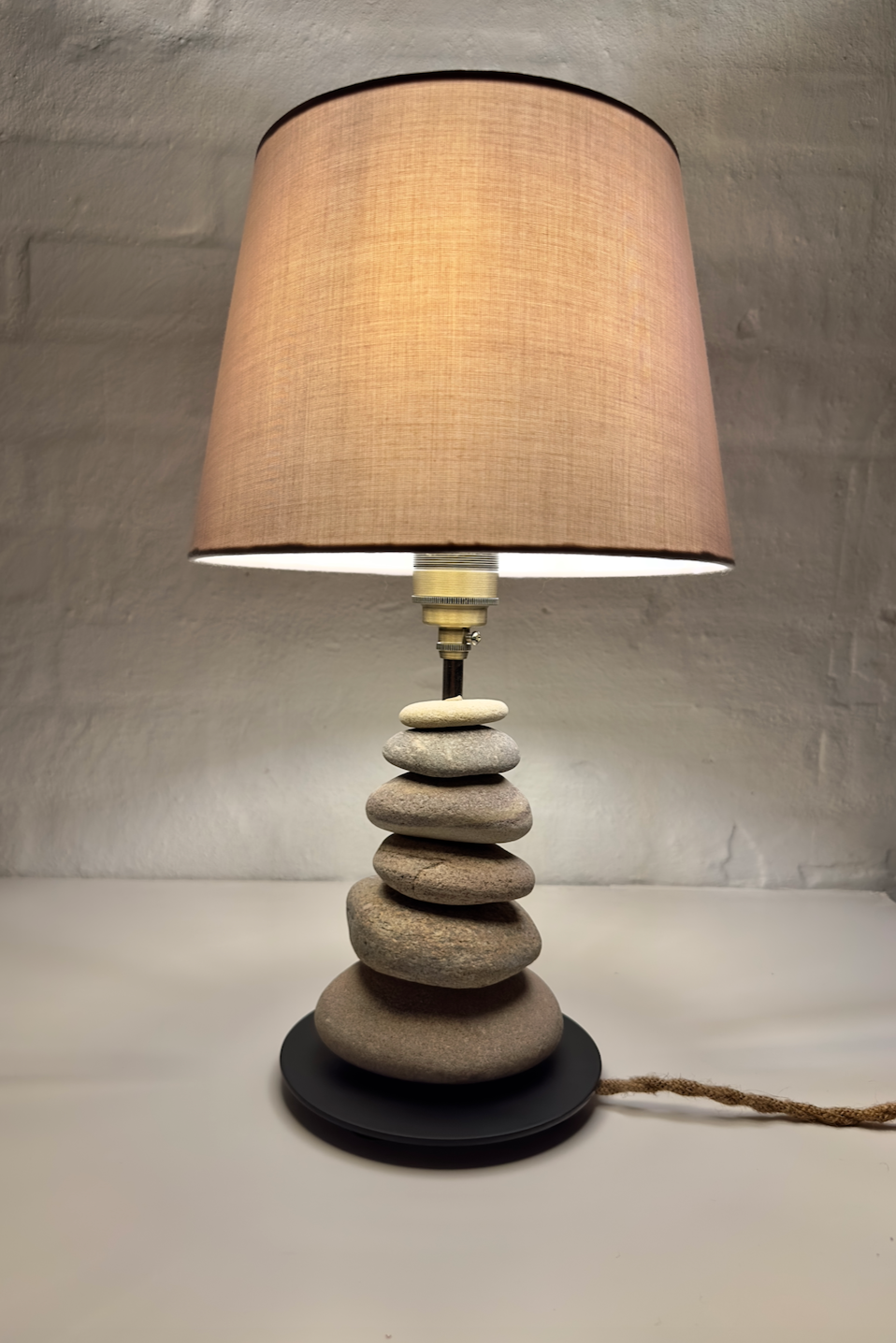 StoneCairn bordlampe i natursten