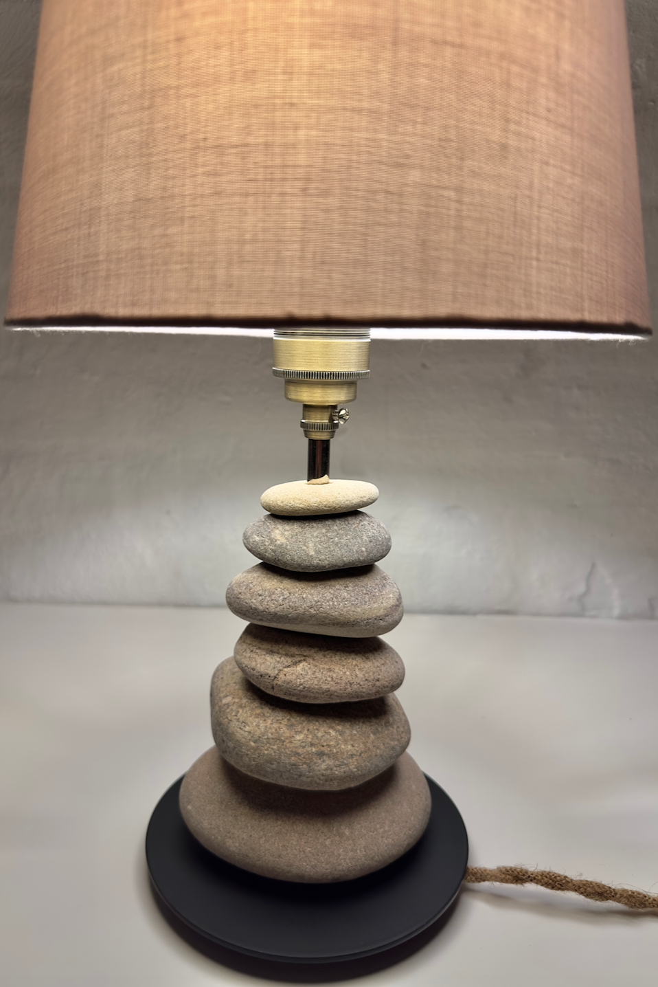 StoneCairn bordlampe i natursten