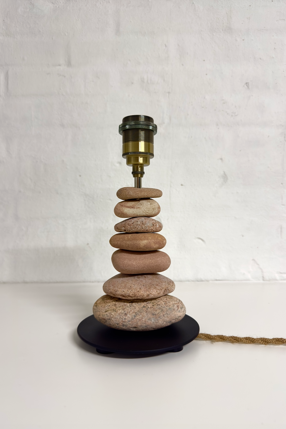 StoneCairn bordlampe i natursten