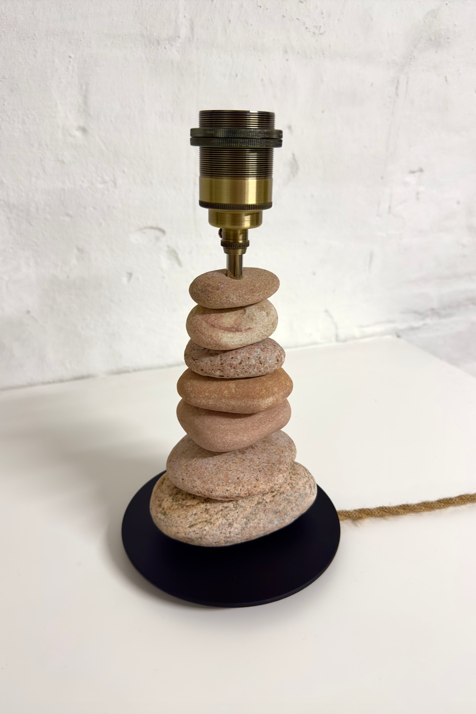 StoneCairn bordlampe i natursten