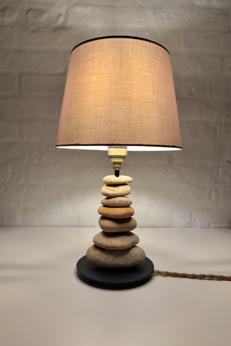 StoneCairn bordlampe i natursten