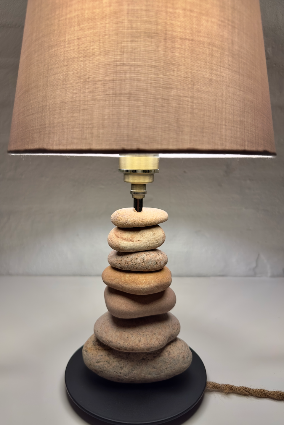 StoneCairn bordlampe i natursten