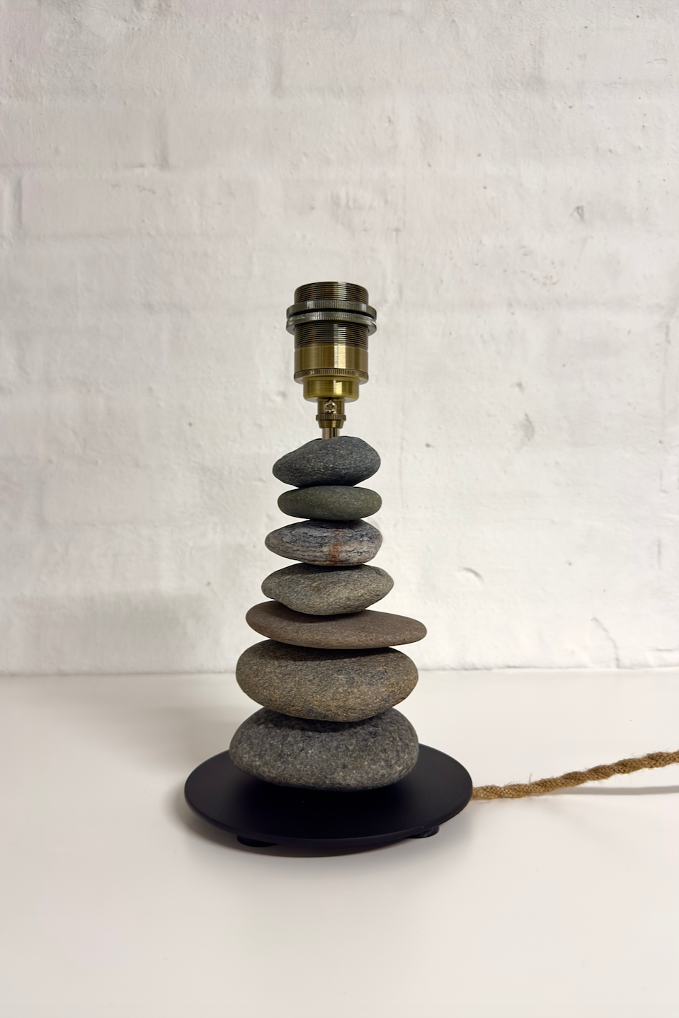 StoneCairn bordlampe i natursten
