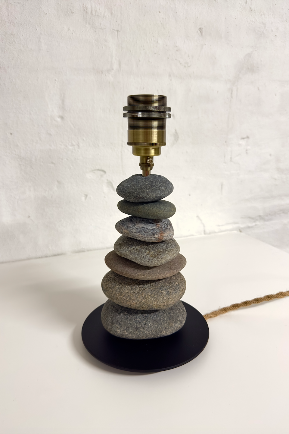 StoneCairn bordlampe i natursten