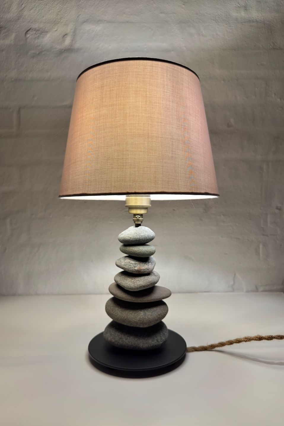 StoneCairn bordlampe i natursten