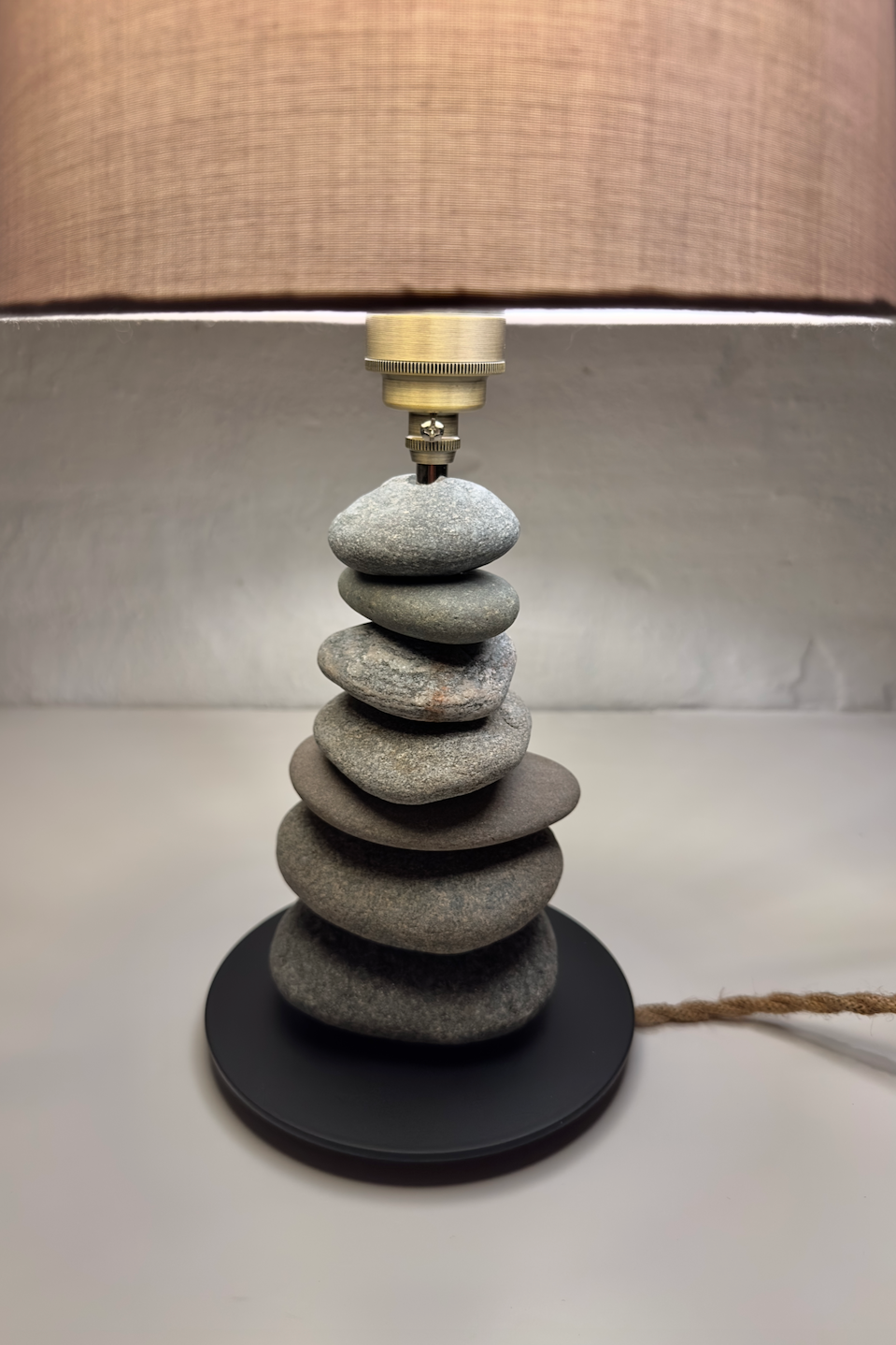 StoneCairn bordlampe i natursten