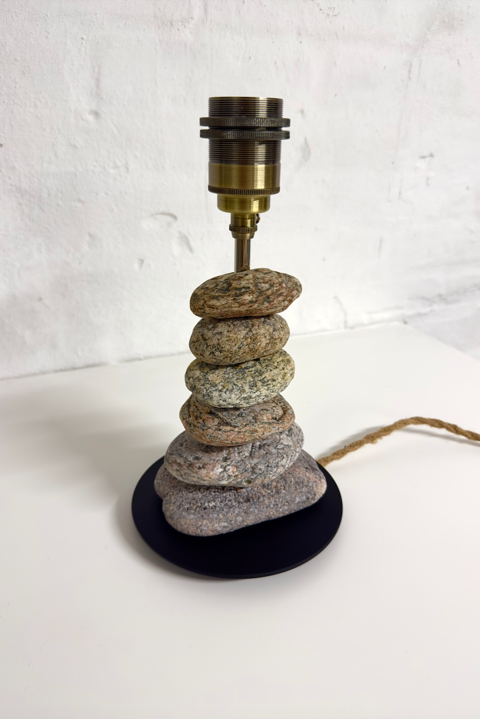 StoneCairn bordlampe i natursten