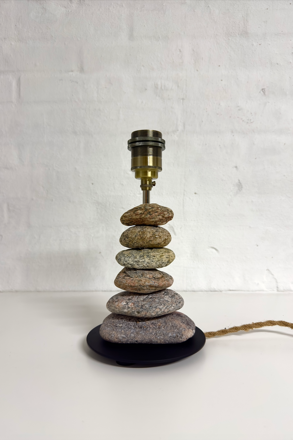 StoneCairn bordlampe i natursten