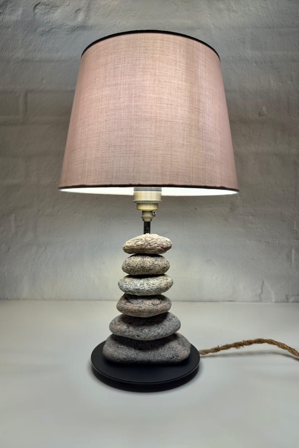 StoneCairn bordlampe i natursten