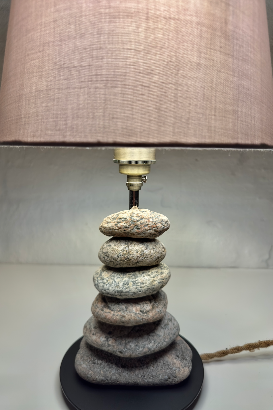 StoneCairn bordlampe i natursten