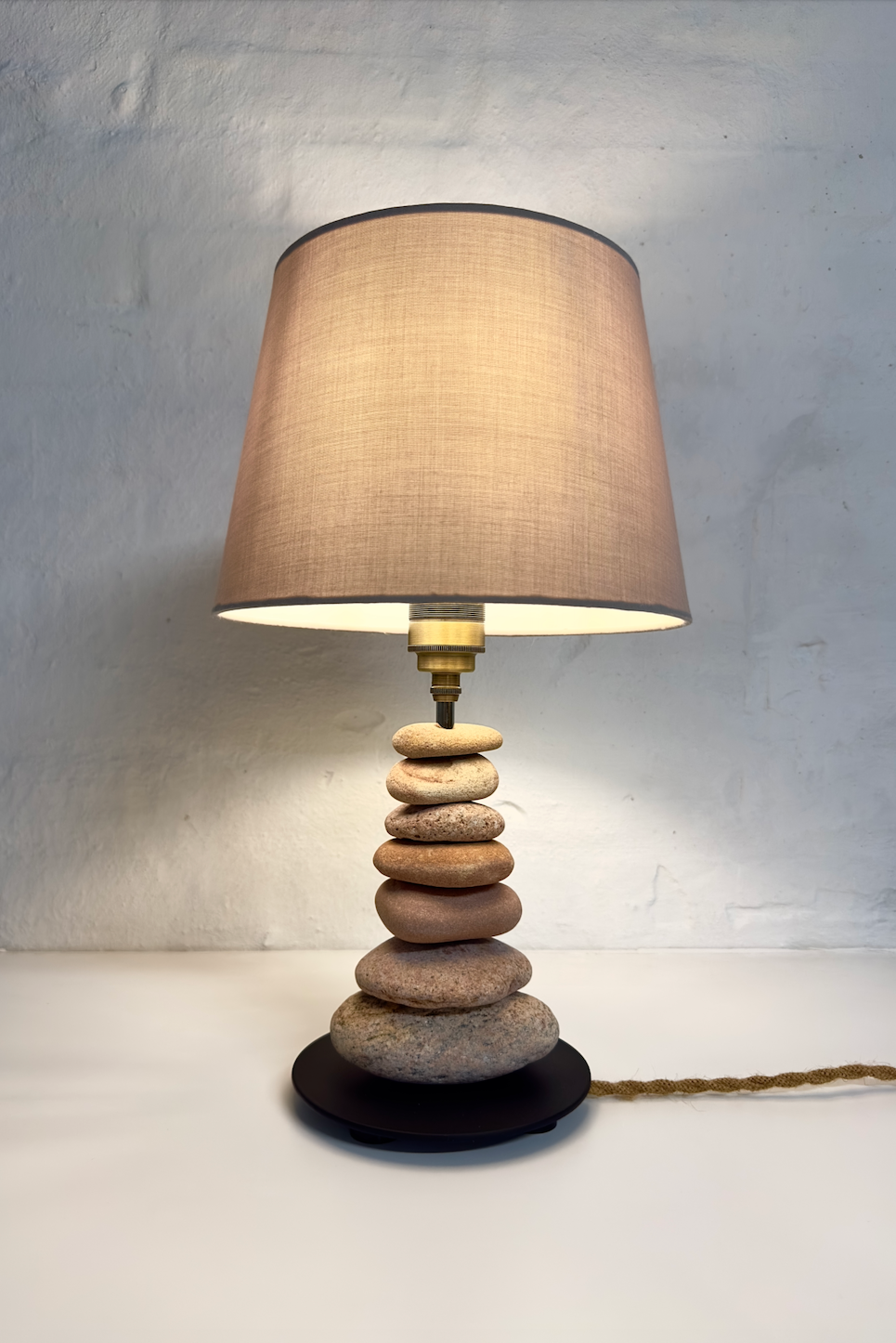 StoneCairn bordlampe i natursten