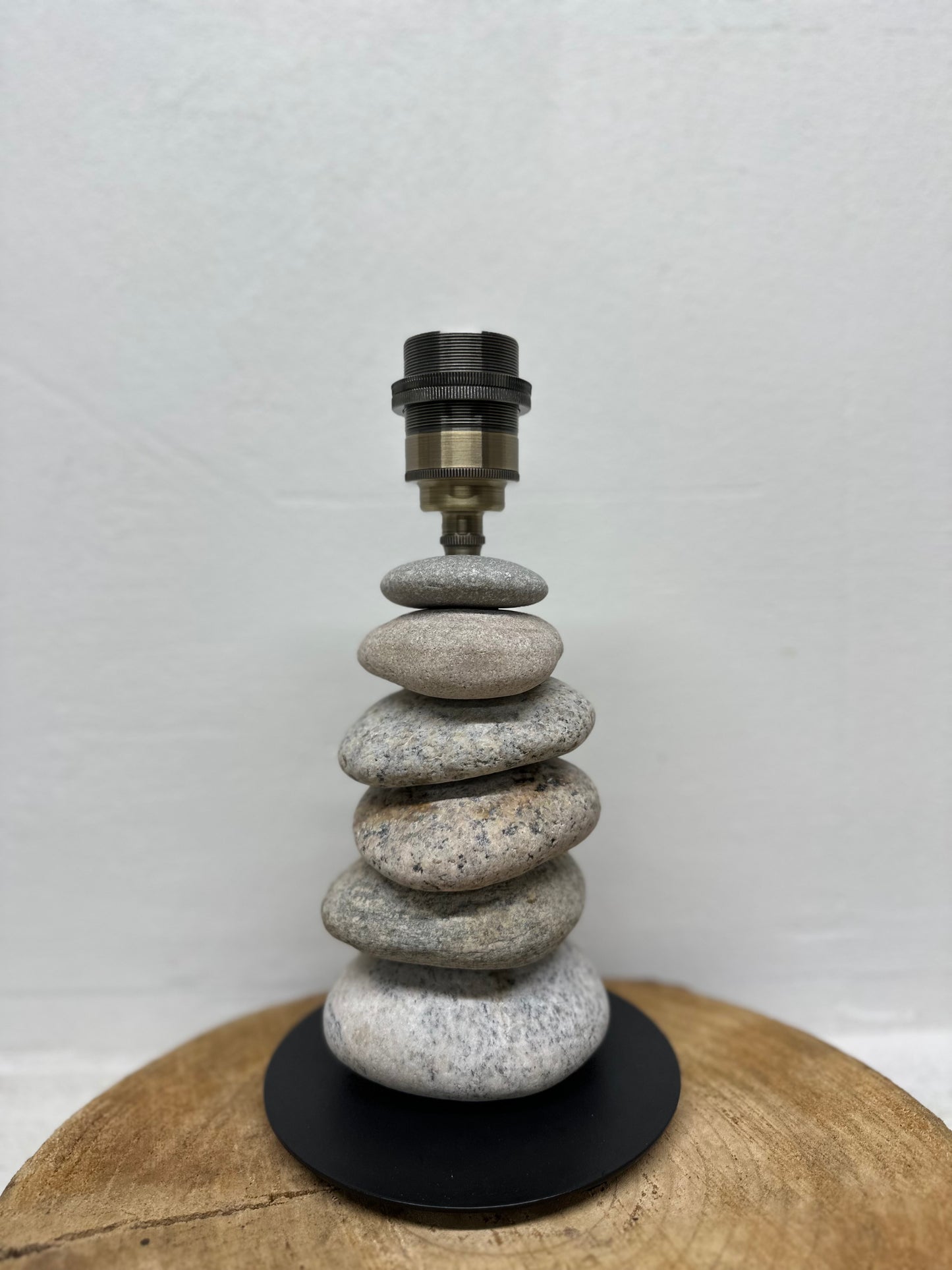 StoneCairn bordlampe i natursten