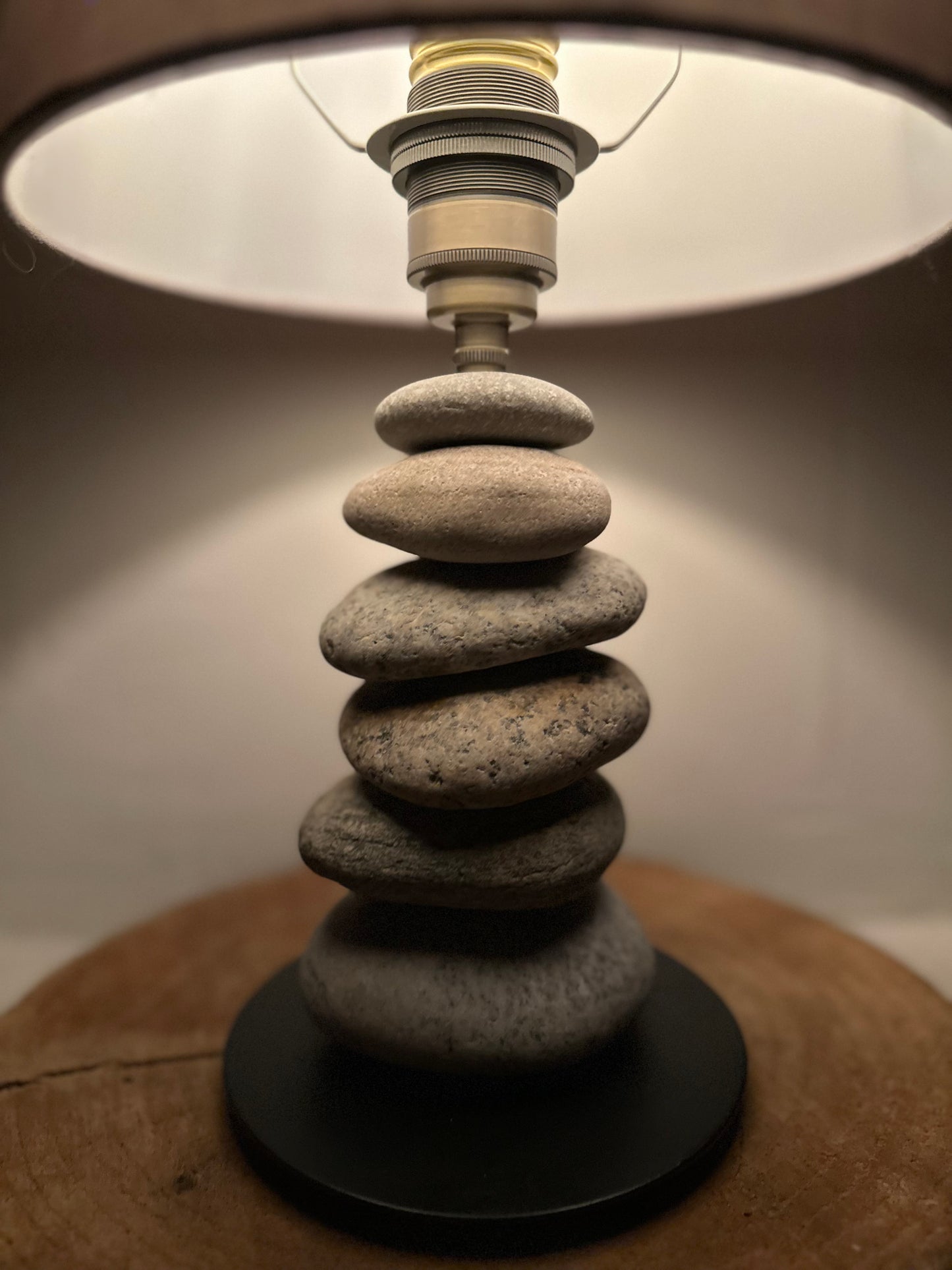 StoneCairn bordlampe i natursten