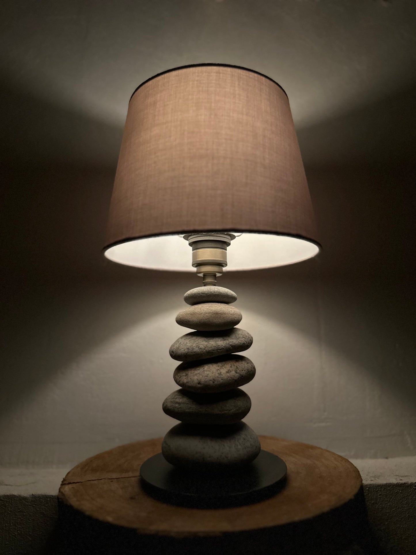 StoneCairn bordlampe i natursten