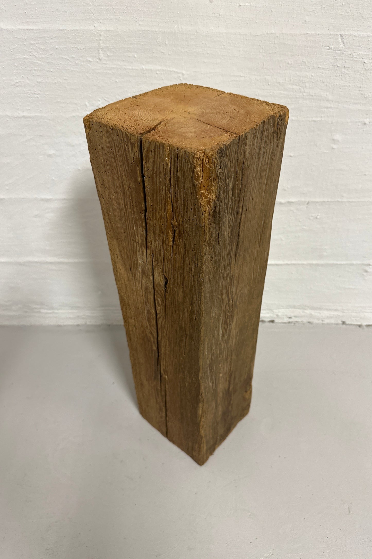 WoodPedestal piedestal mellem fyrretræ