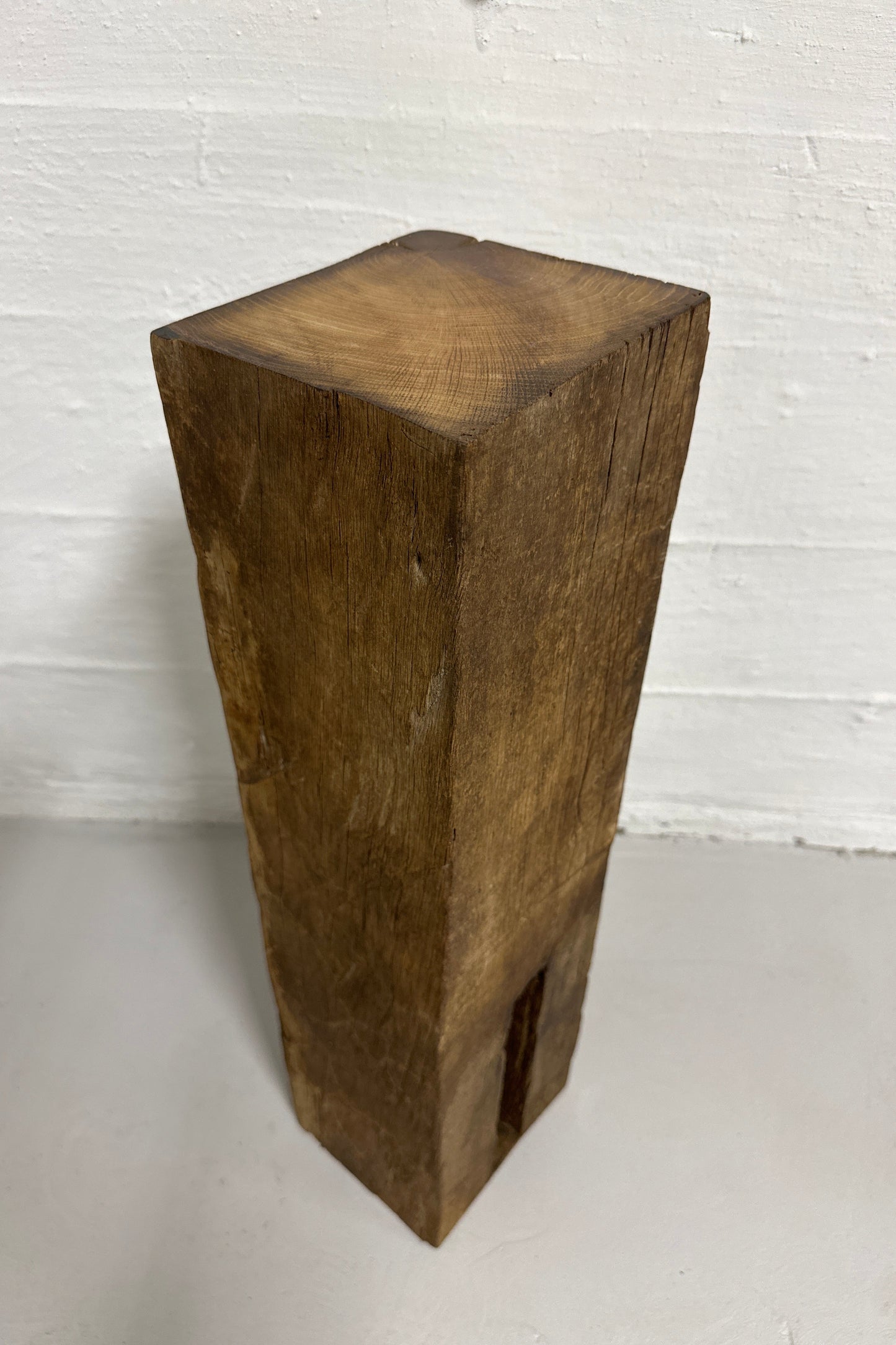 WoodPedestal piedestal mellem egetræ