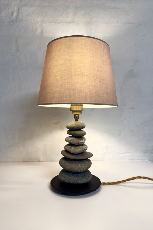 StoneCairn bordlampe i natursten