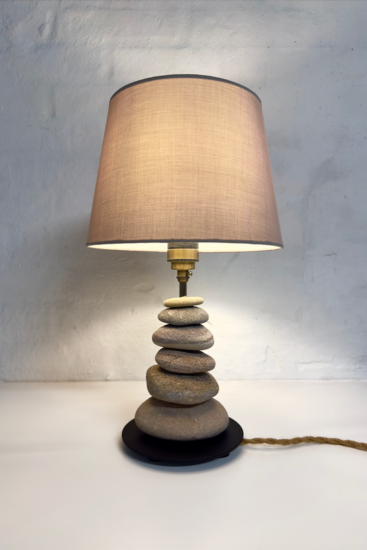 StoneCairn bordlampe i natursten