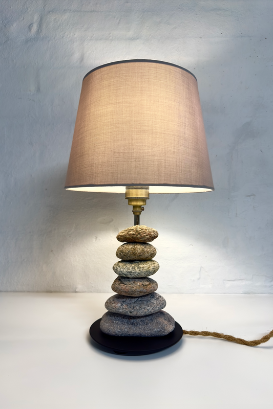 StoneCairn bordlampe i natursten